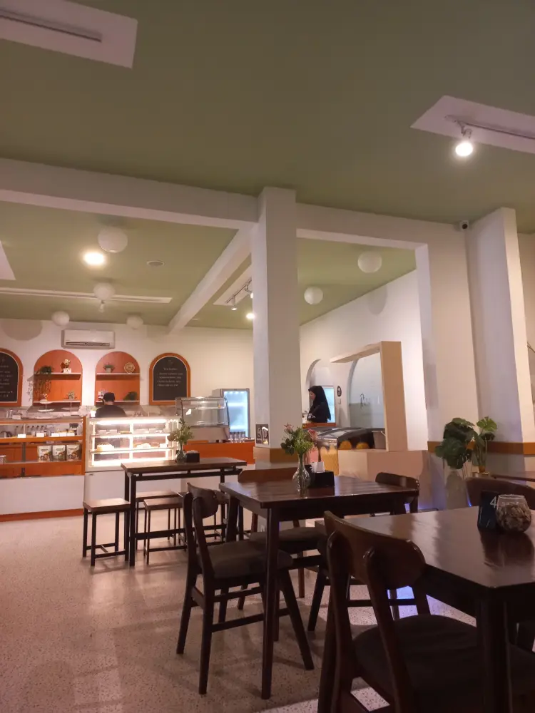 Rise n Roll cake and bakery 7