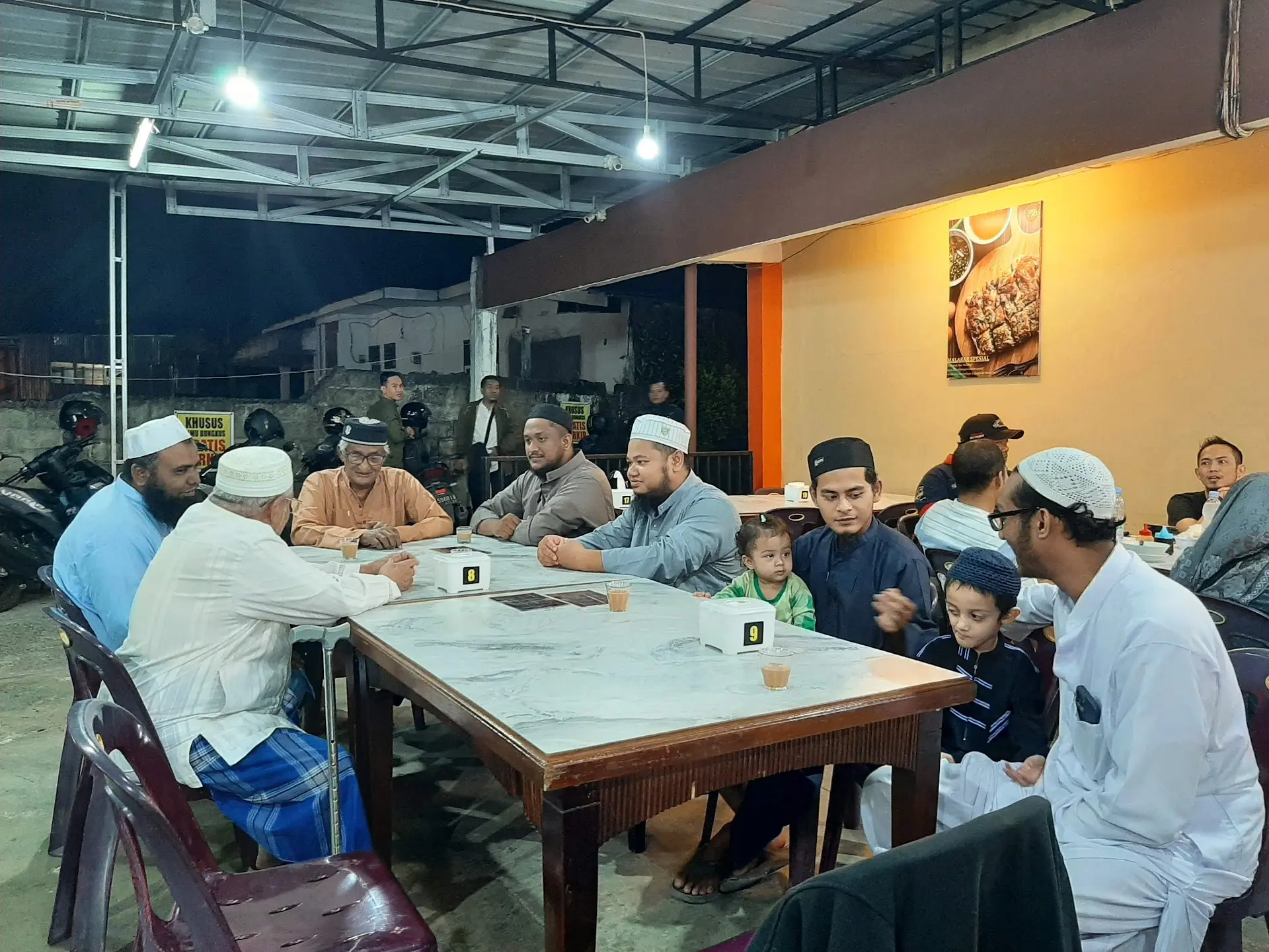 来巴东还只知道吃巴东饭？本地人都在Nongkrong的这家店你还不知道？ 3