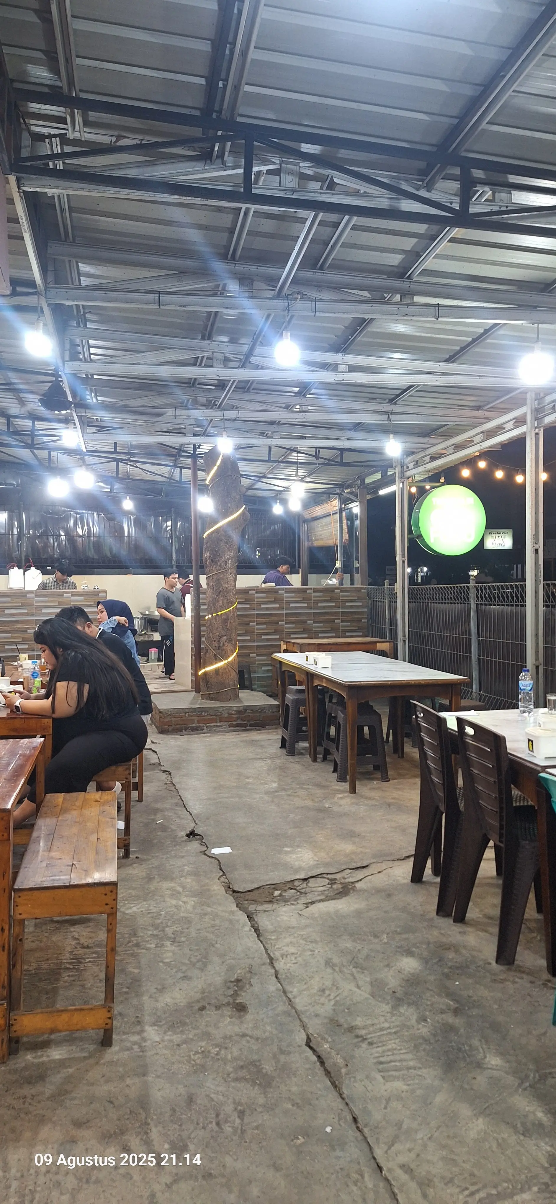 来巴东还只知道吃巴东饭？本地人都在Nongkrong的这家店你还不知道？ 6