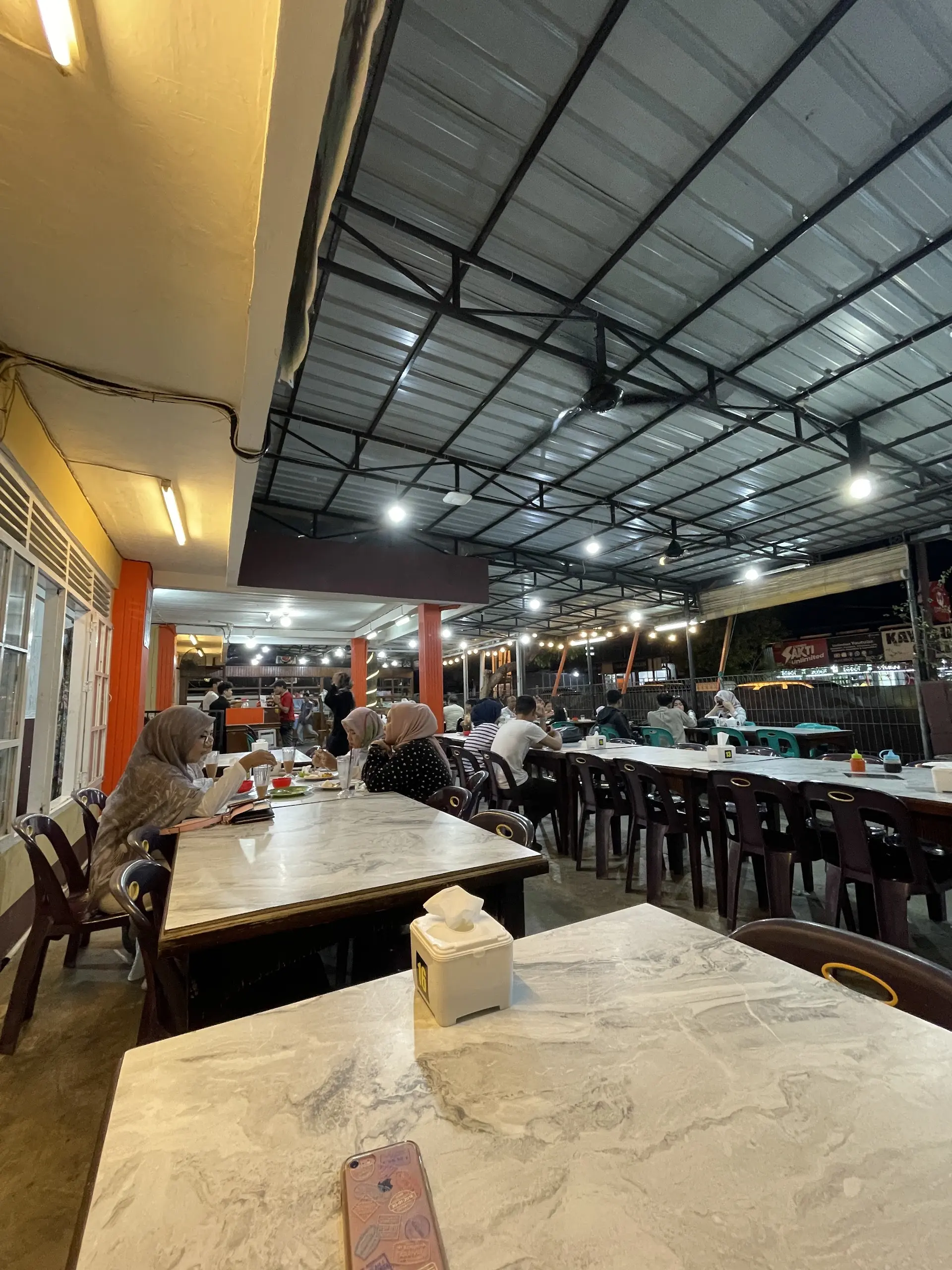 来巴东还只知道吃巴东饭？本地人都在Nongkrong的这家店你还不知道？ 2