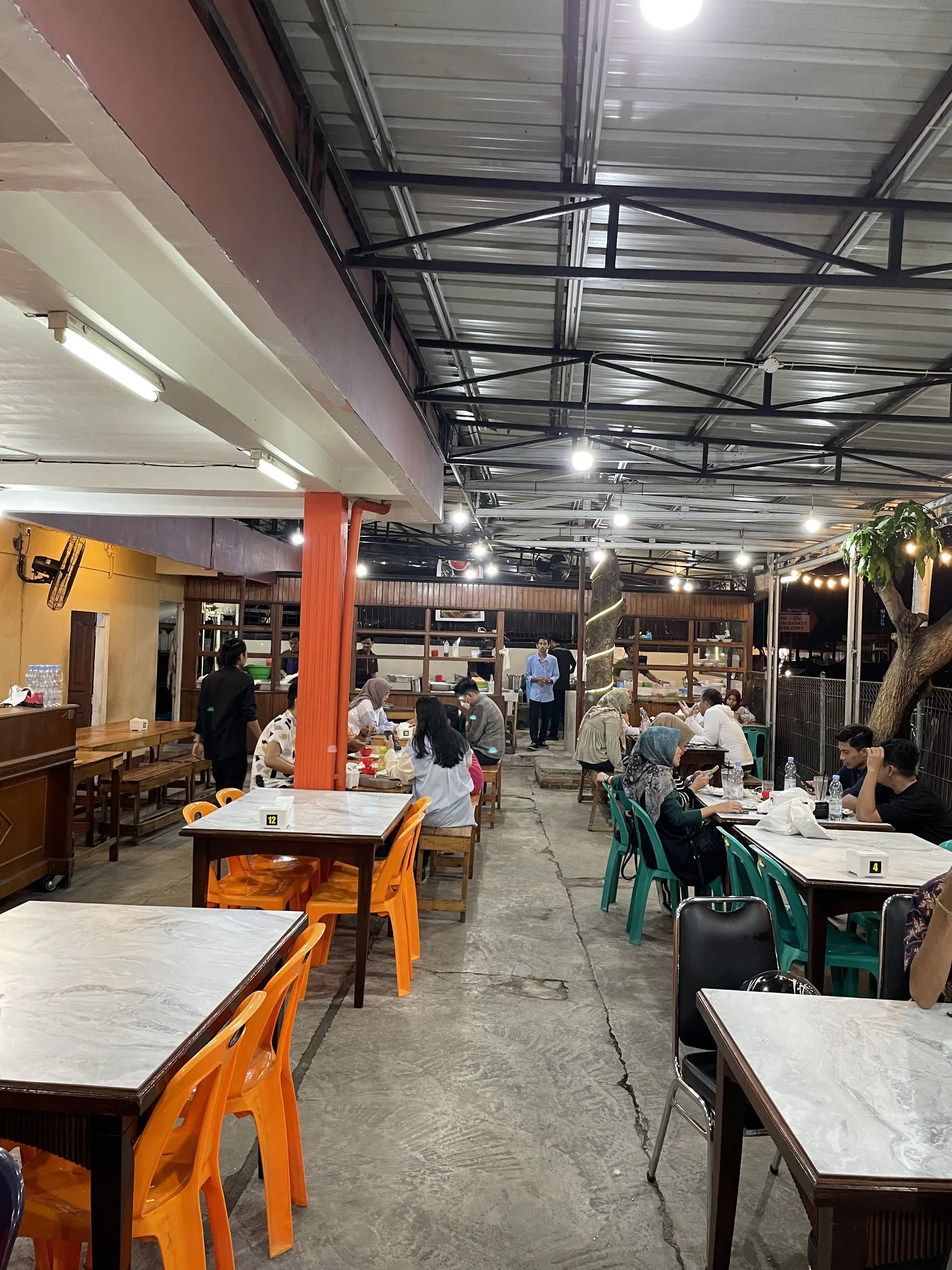 来巴东还只知道吃巴东饭？本地人都在Nongkrong的这家店你还不知道？ 1