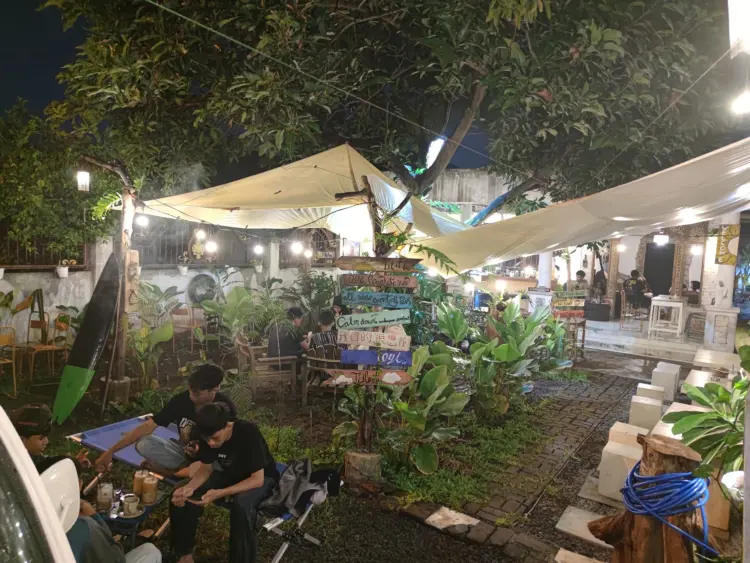 Kantin Bus 74 Coffee & Eatery 1