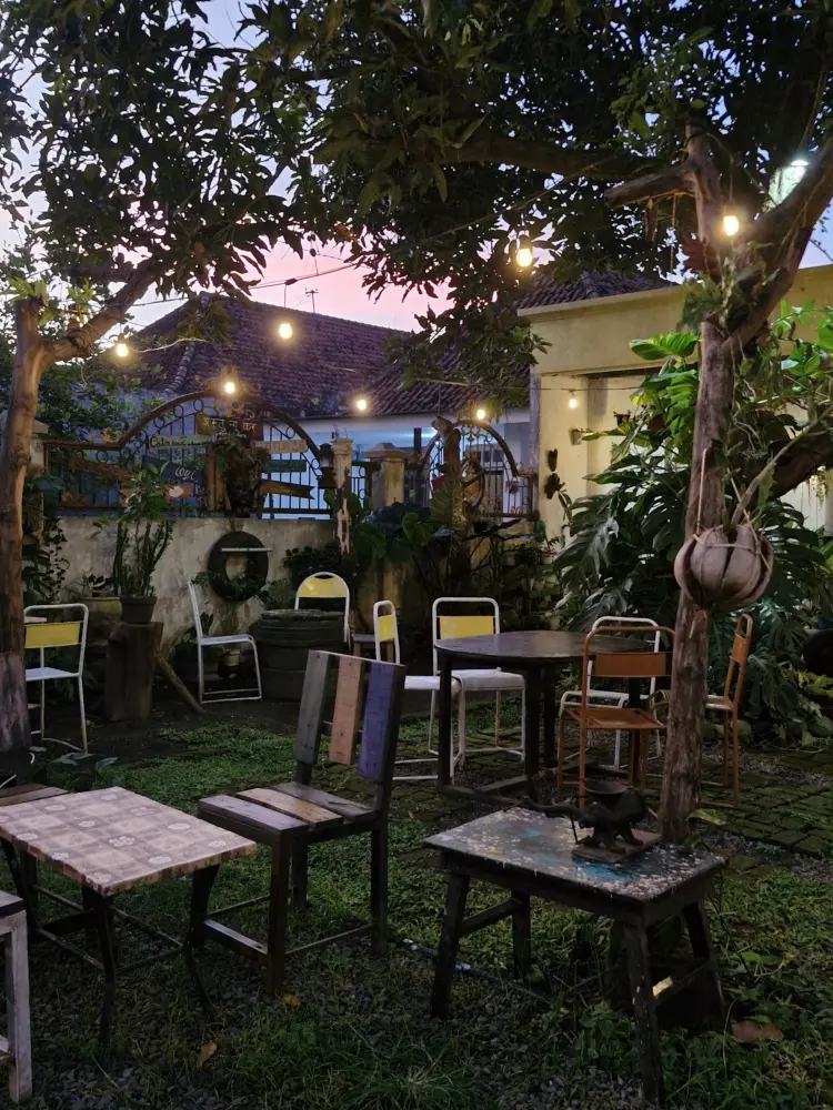 Kantin Bus 74 Coffee & Eatery 5