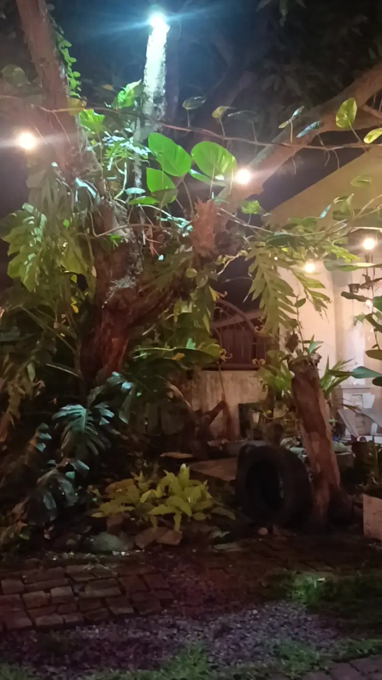 Kantin Bus 74 Coffee & Eatery 4