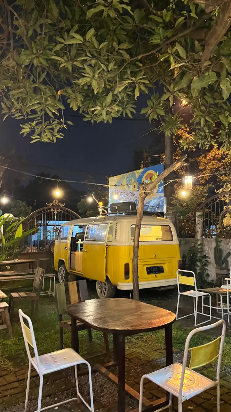 Kantin Bus 74 Coffee & Eatery 3