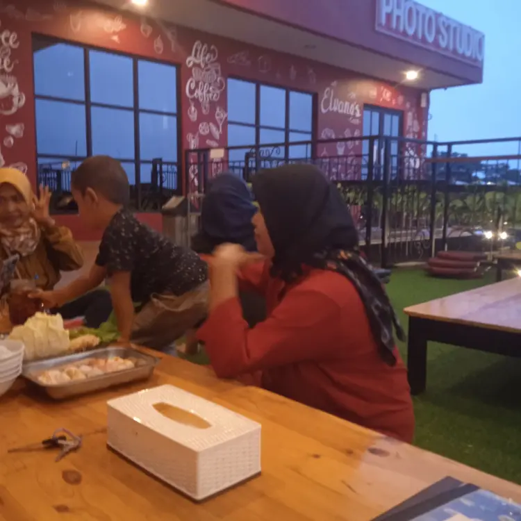 Elvano's Cafe & Photo Studio 5