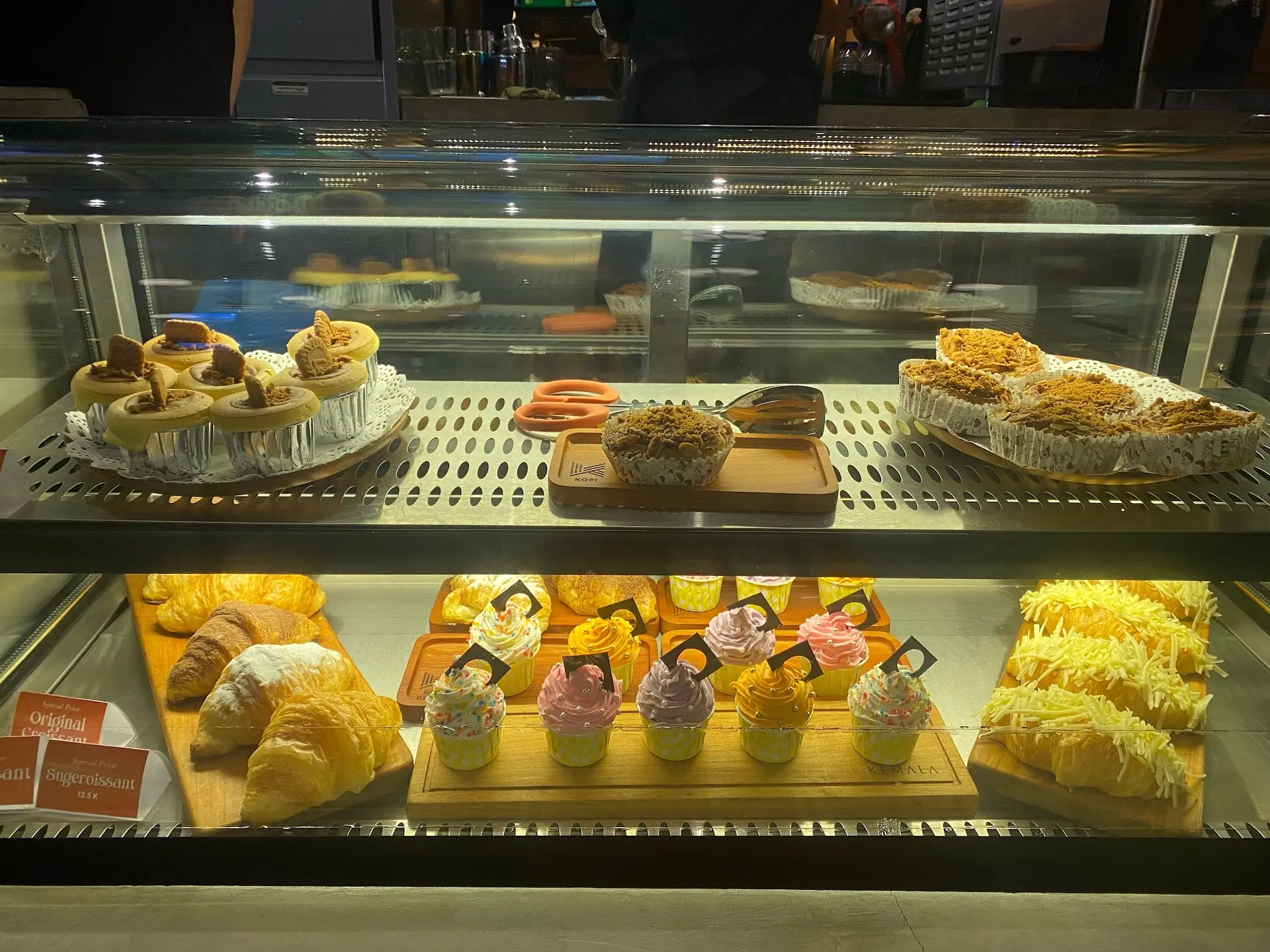 Kafe retro favorit buat nongkrong di Palembang, tapi ada yang bikin ganjel... 5