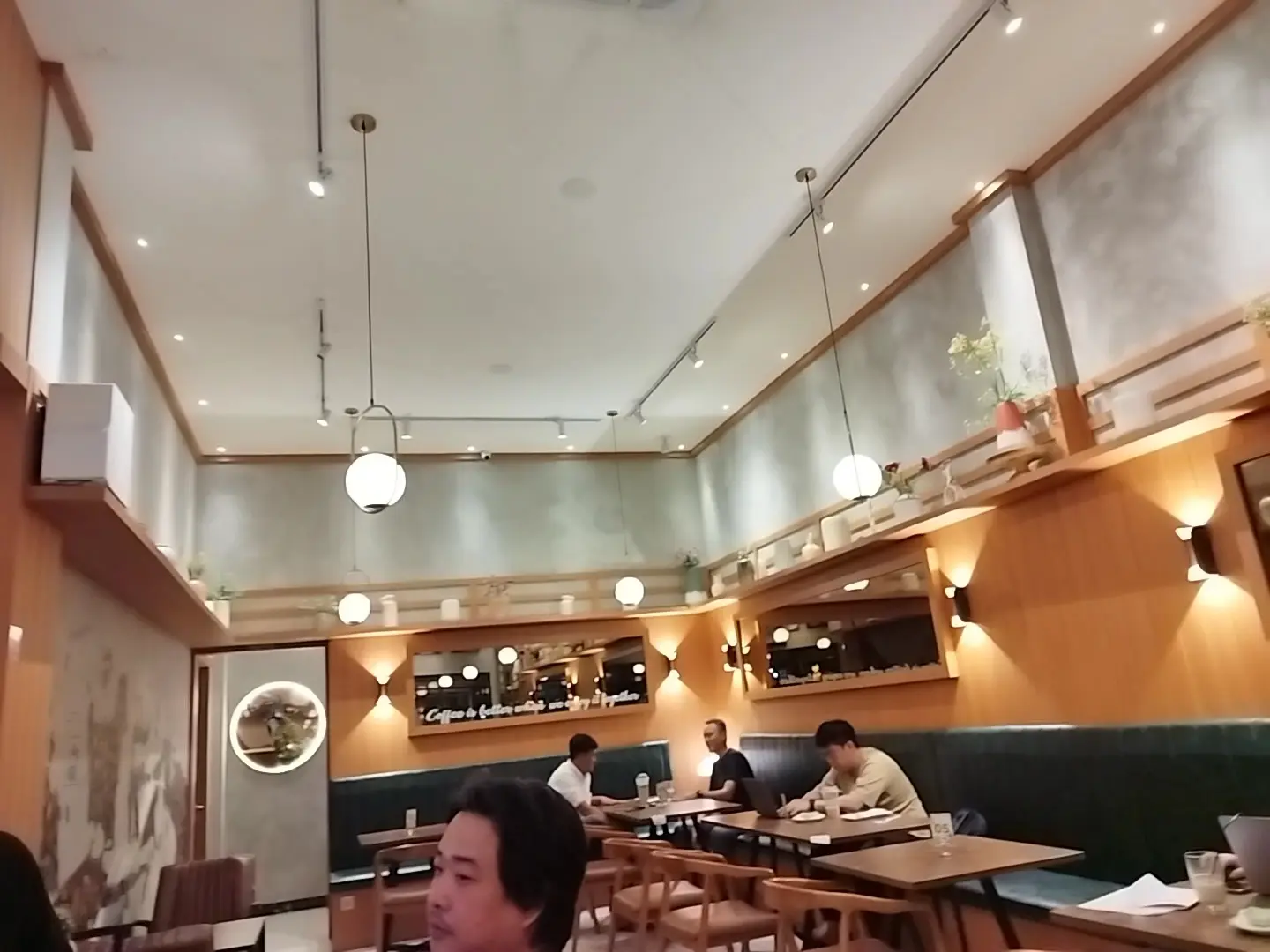 Kafe retro favorit buat nongkrong di Palembang, tapi ada yang bikin ganjel... 6