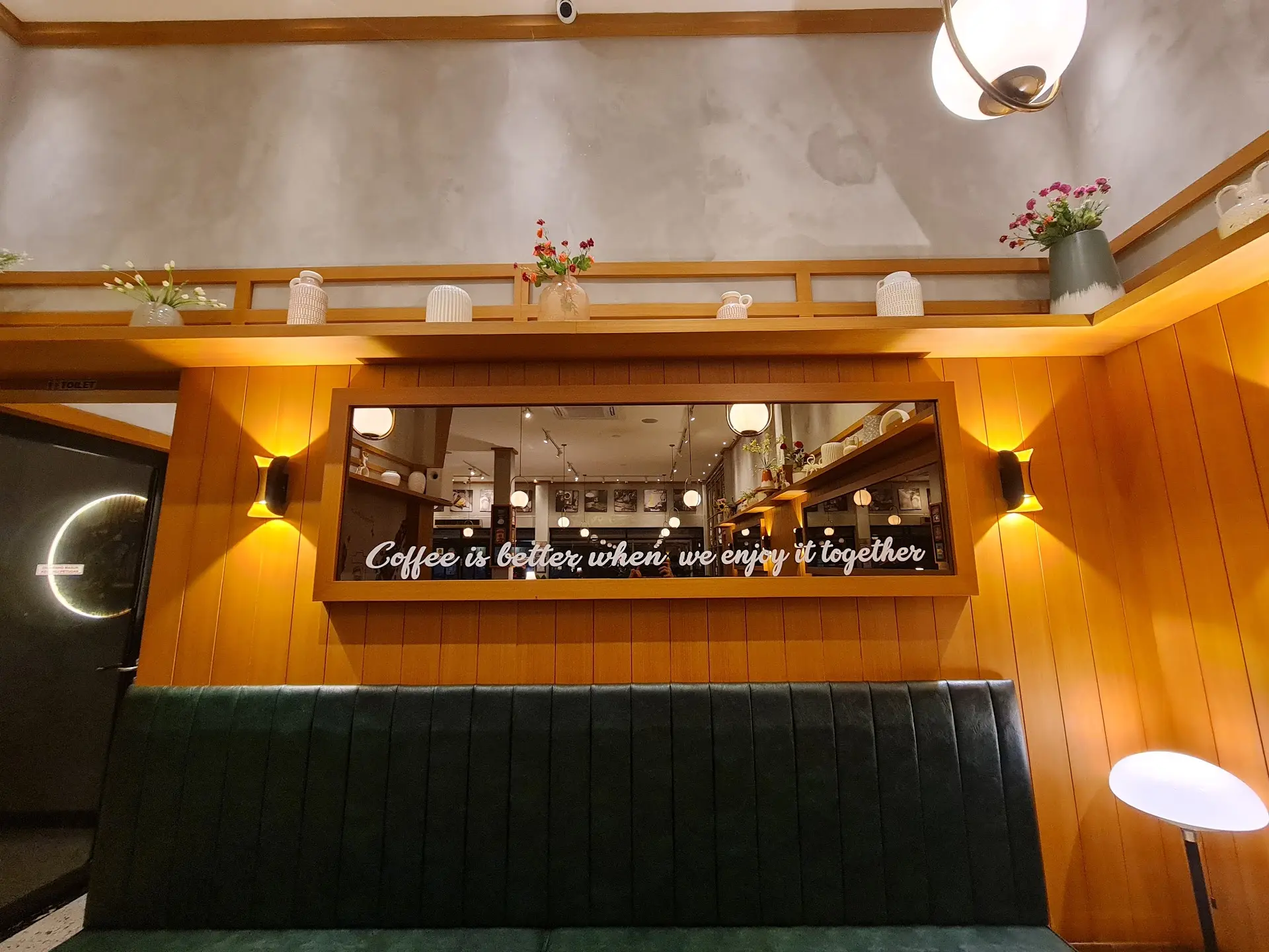 Kafe retro favorit buat nongkrong di Palembang, tapi ada yang bikin ganjel... 3