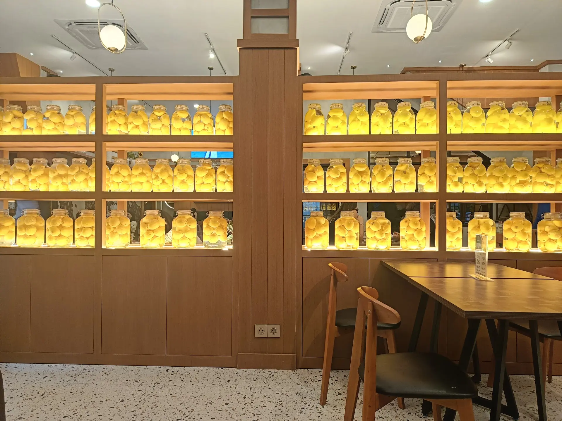 Kafe retro favorit buat nongkrong di Palembang, tapi ada yang bikin ganjel... 4