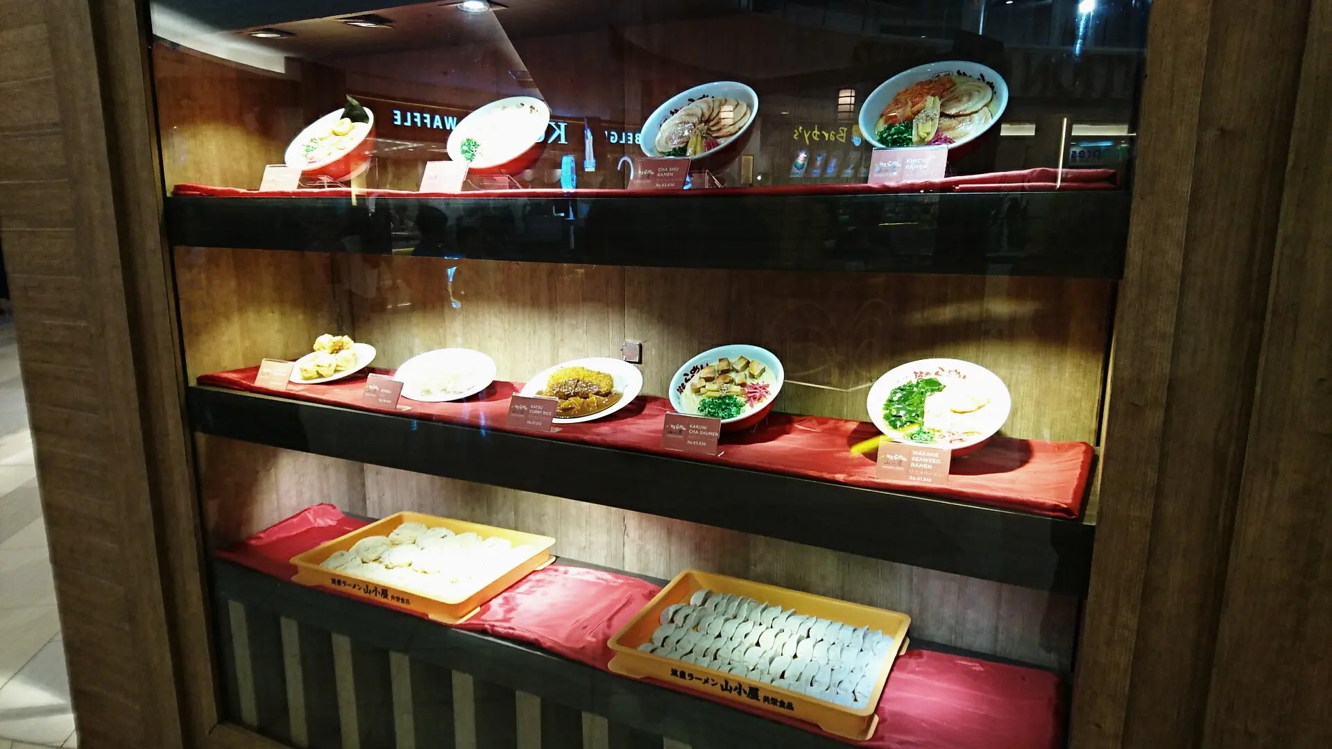 Ramen Surabaya paling top? Rasa Mantap, tapi pelayanannya aku bakal makasih banget deh. 4