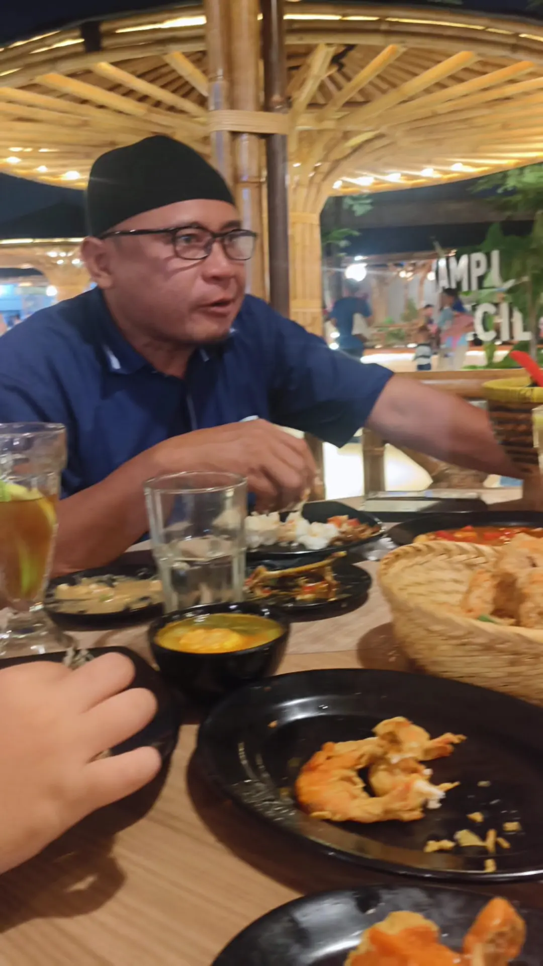 Anjay, cewek-cewek Medan dengerin nih! 🗣️ Kampung apung ini presiden aja pernah datengin lho, fotonya mantap banget! ✨ 3