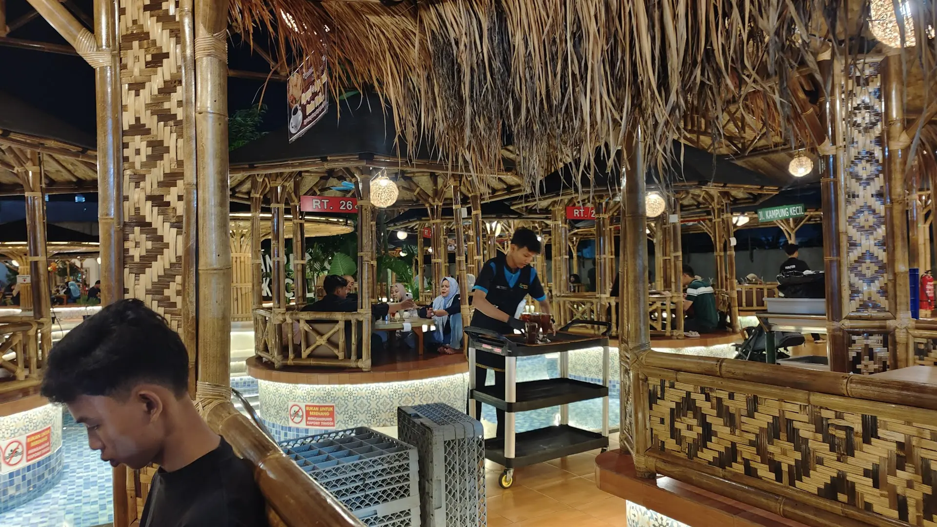 Anjay, cewek-cewek Medan dengerin nih! 🗣️ Kampung apung ini presiden aja pernah datengin lho, fotonya mantap banget! ✨ 1