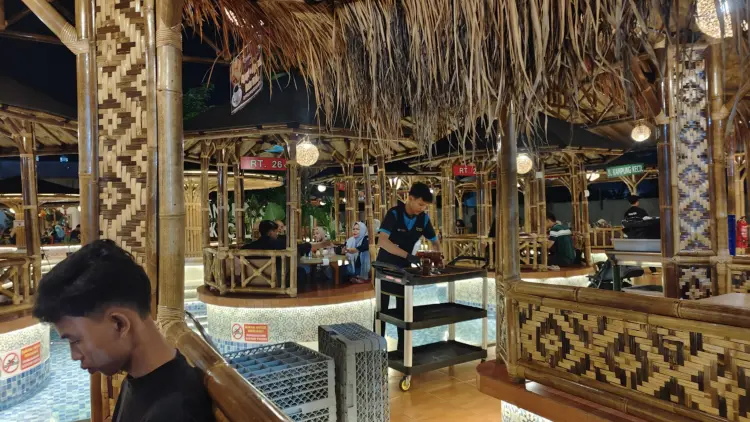 Anjay, cewek-cewek Medan dengerin nih! 🗣️ Kampung apung ini presiden aja pernah datengin lho, fotonya mantap banget! ✨