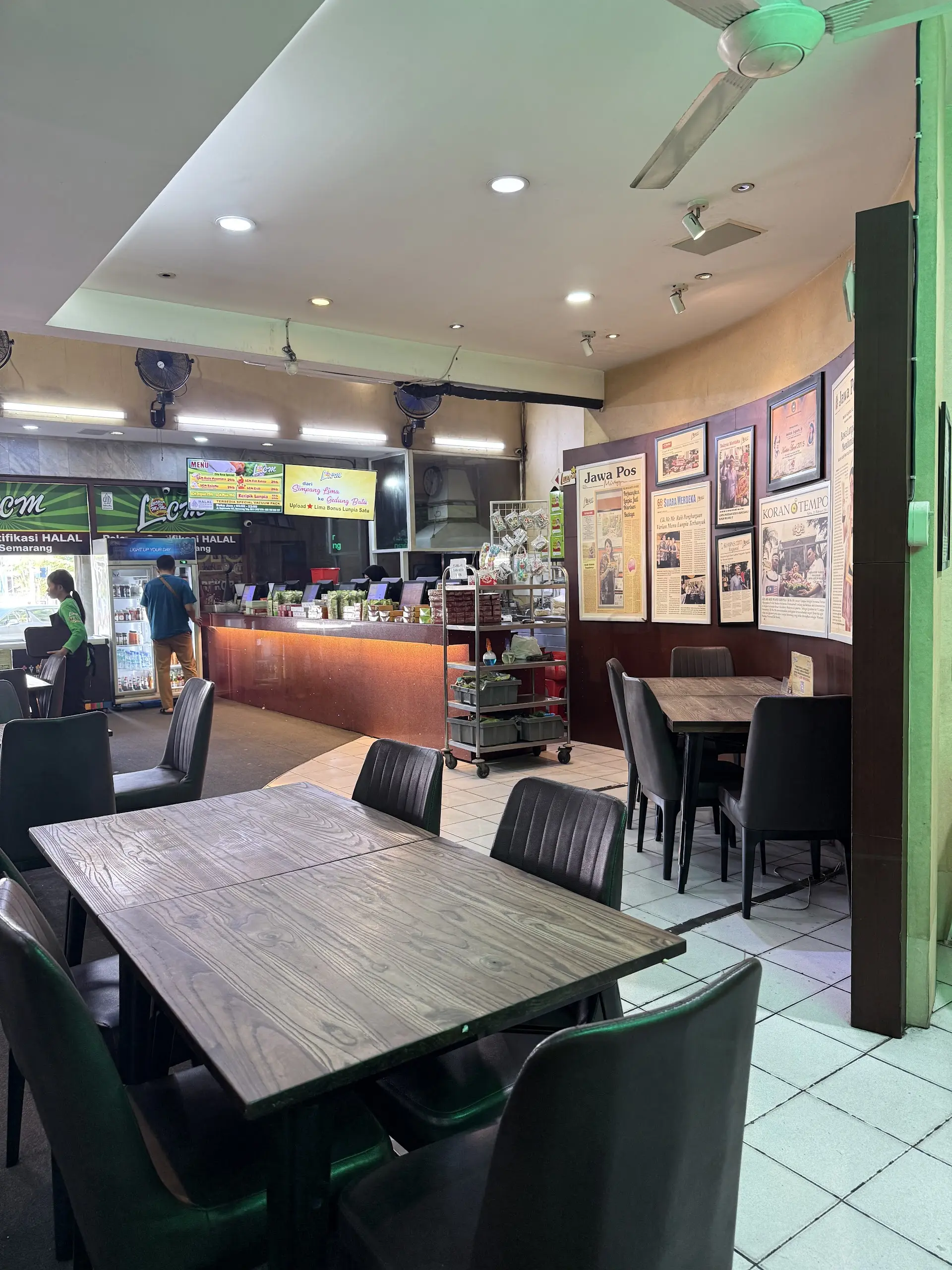 A 4.9-star, 100-year-old spring roll shop... gaming its reviews with freebies? 4