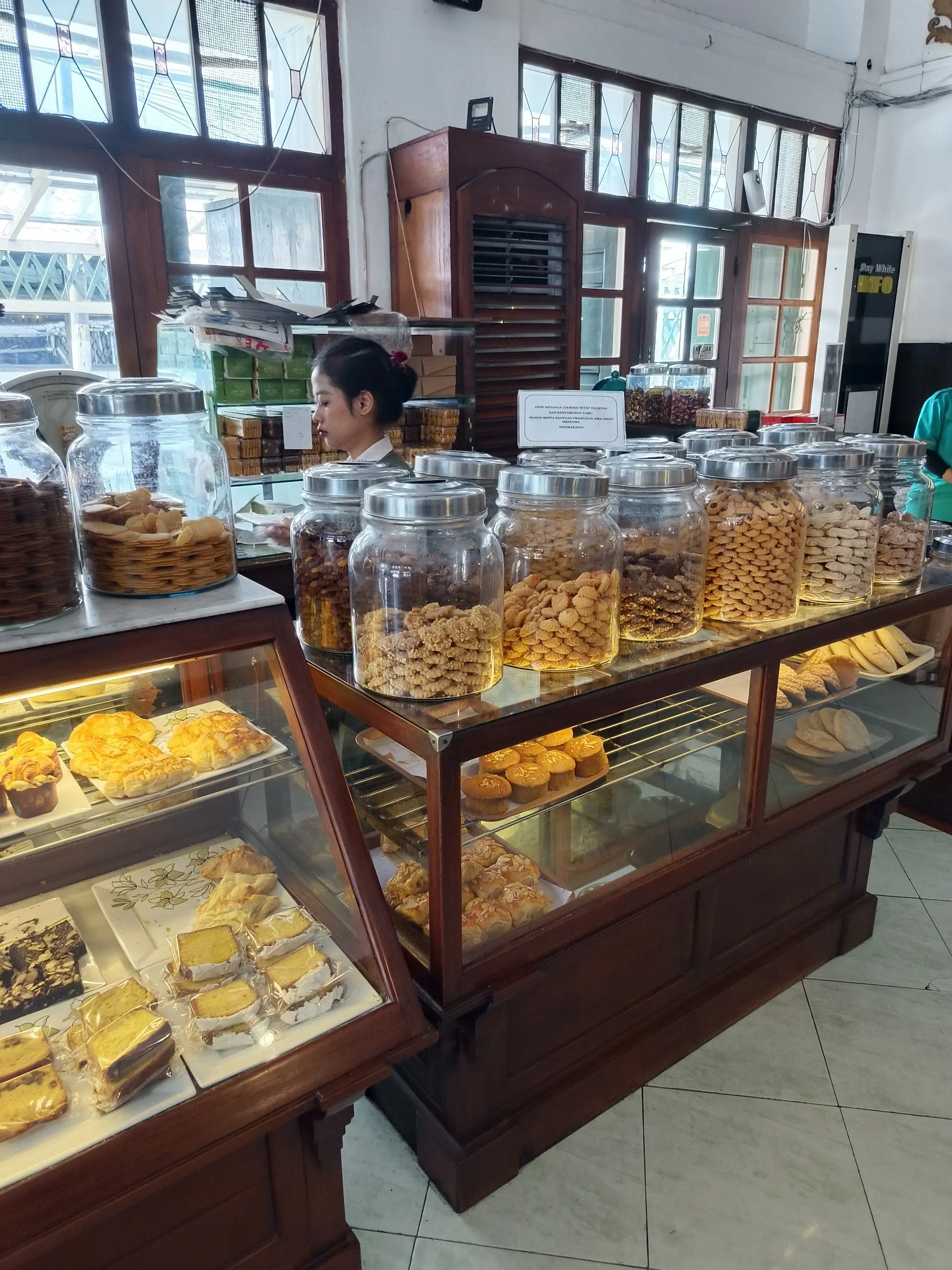 A 4.9-star, 100-year-old spring roll shop... gaming its reviews with freebies? 1