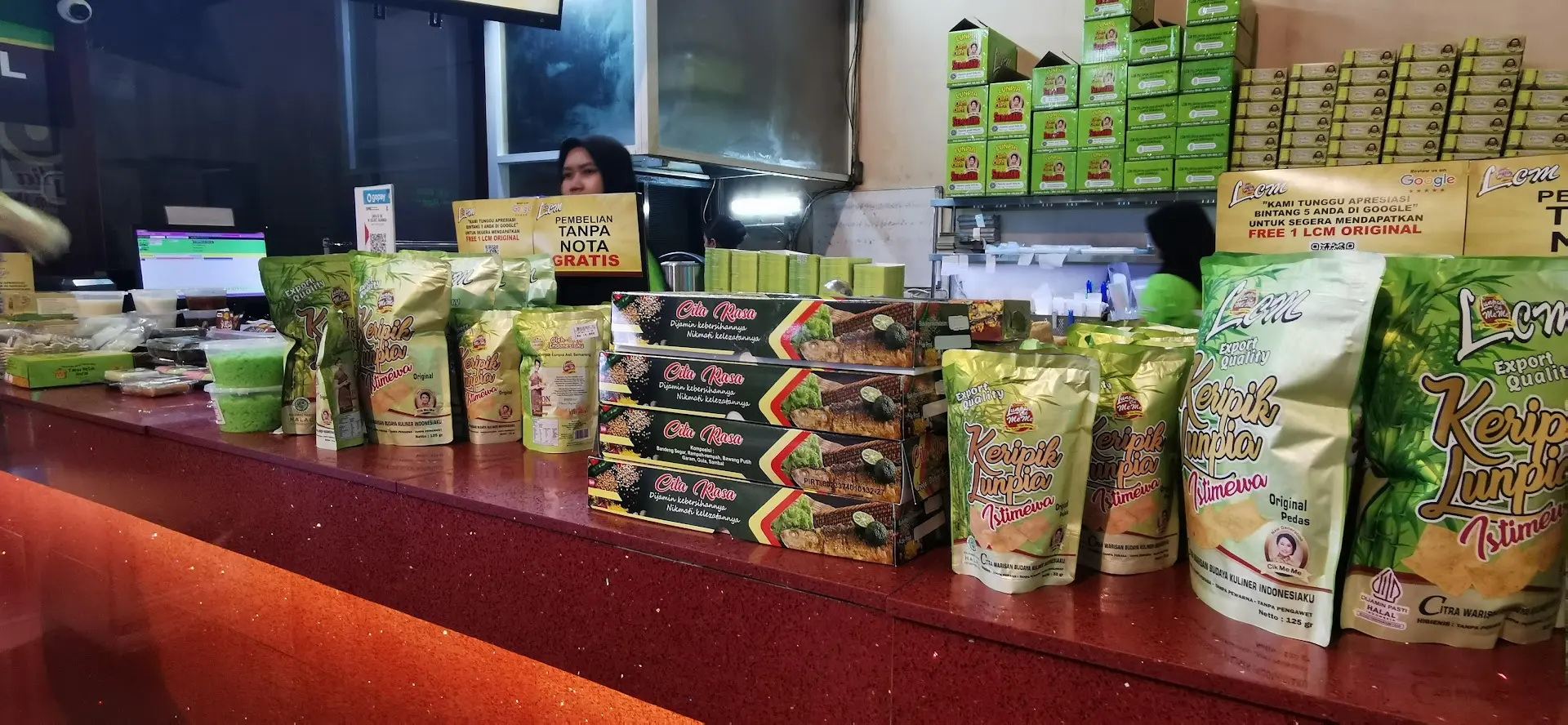 A 4.9-star, 100-year-old spring roll shop... gaming its reviews with freebies? 3