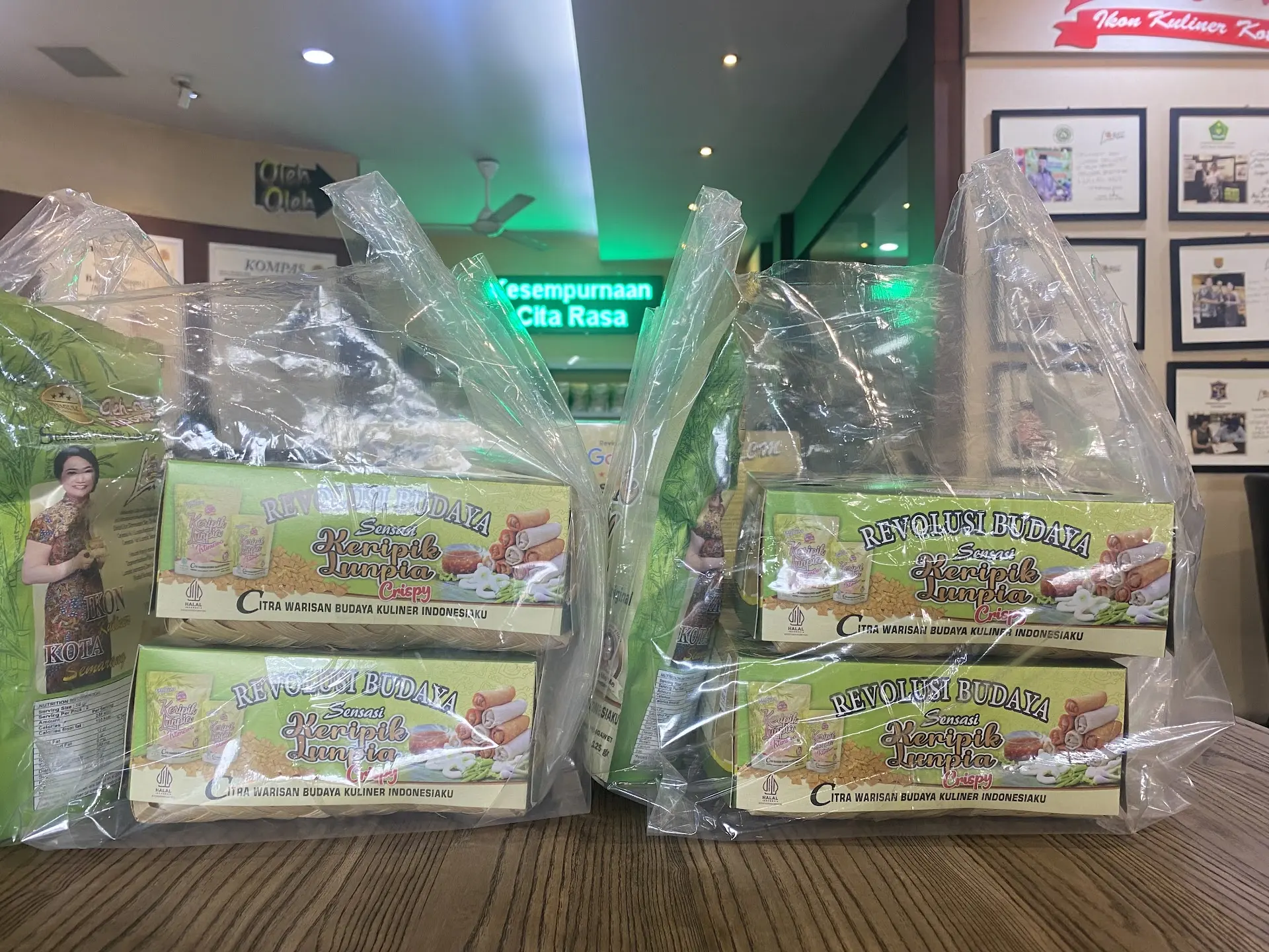 A 4.9-star, 100-year-old spring roll shop... gaming its reviews with freebies? 2