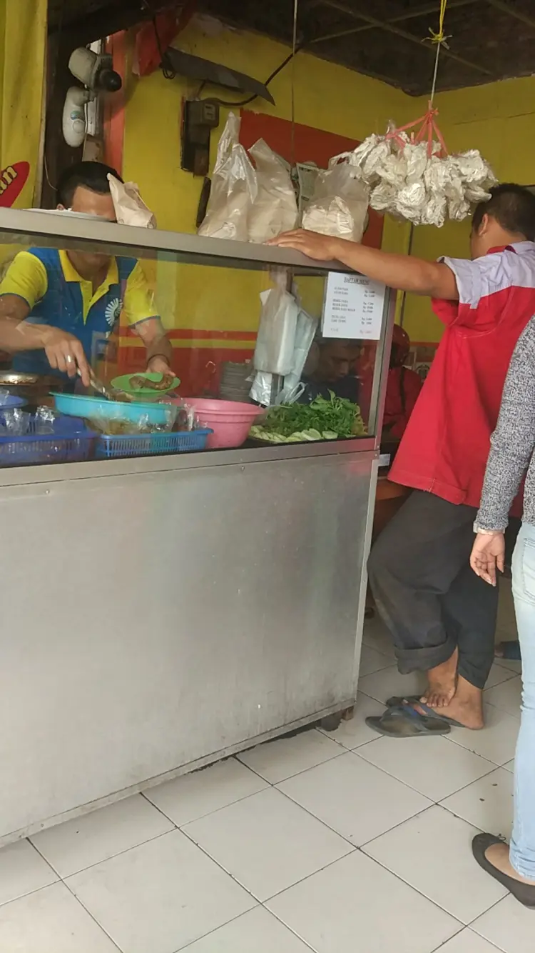 Para germaphobe, skip aja! Bebek goreng dewa Surabaya ini cuma buat jawara!