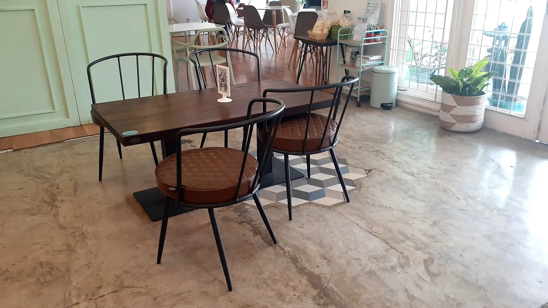 Tempat nongkrong di Jakarta berisik semua kayak pasar? Anjay! Yang ini sepi banget sampe bisa denger napas sendiri. 6