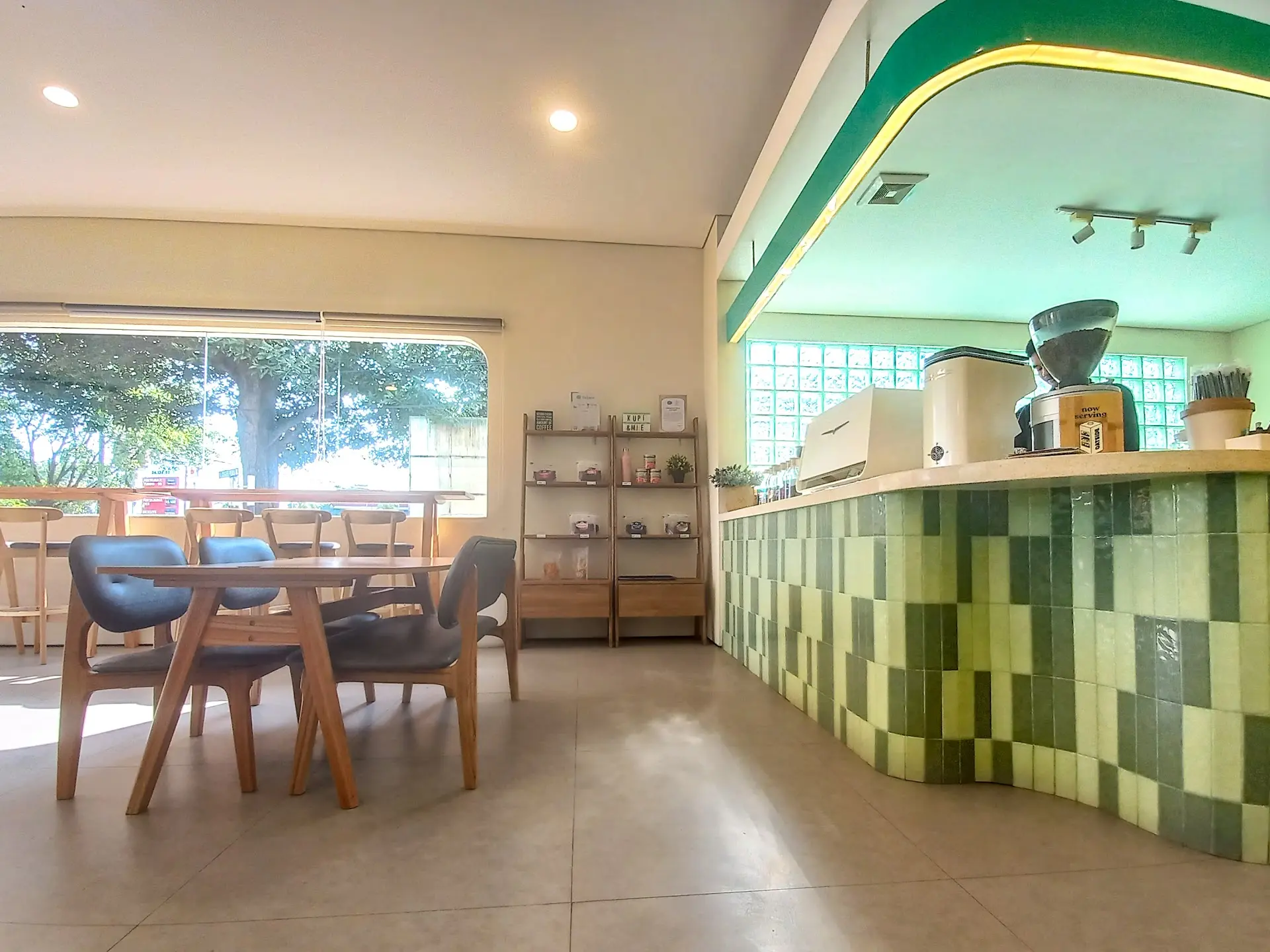 Tempat nongkrong di Jakarta berisik semua kayak pasar? Anjay! Yang ini sepi banget sampe bisa denger napas sendiri. 2