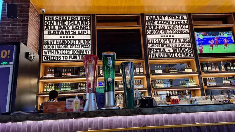 Why did this 4.9-star pizza taste like second-hand smoke and a frozen crust?