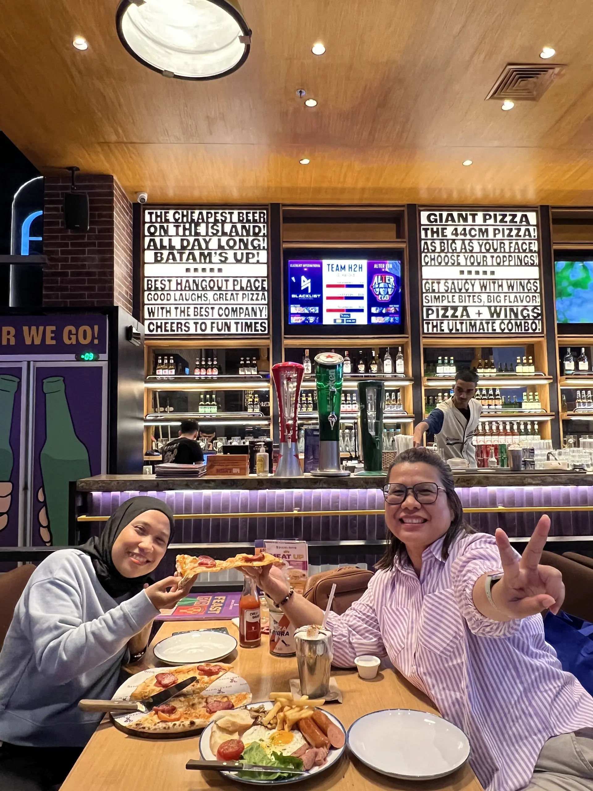 Why did this 4.9-star pizza taste like second-hand smoke and a frozen crust? 3