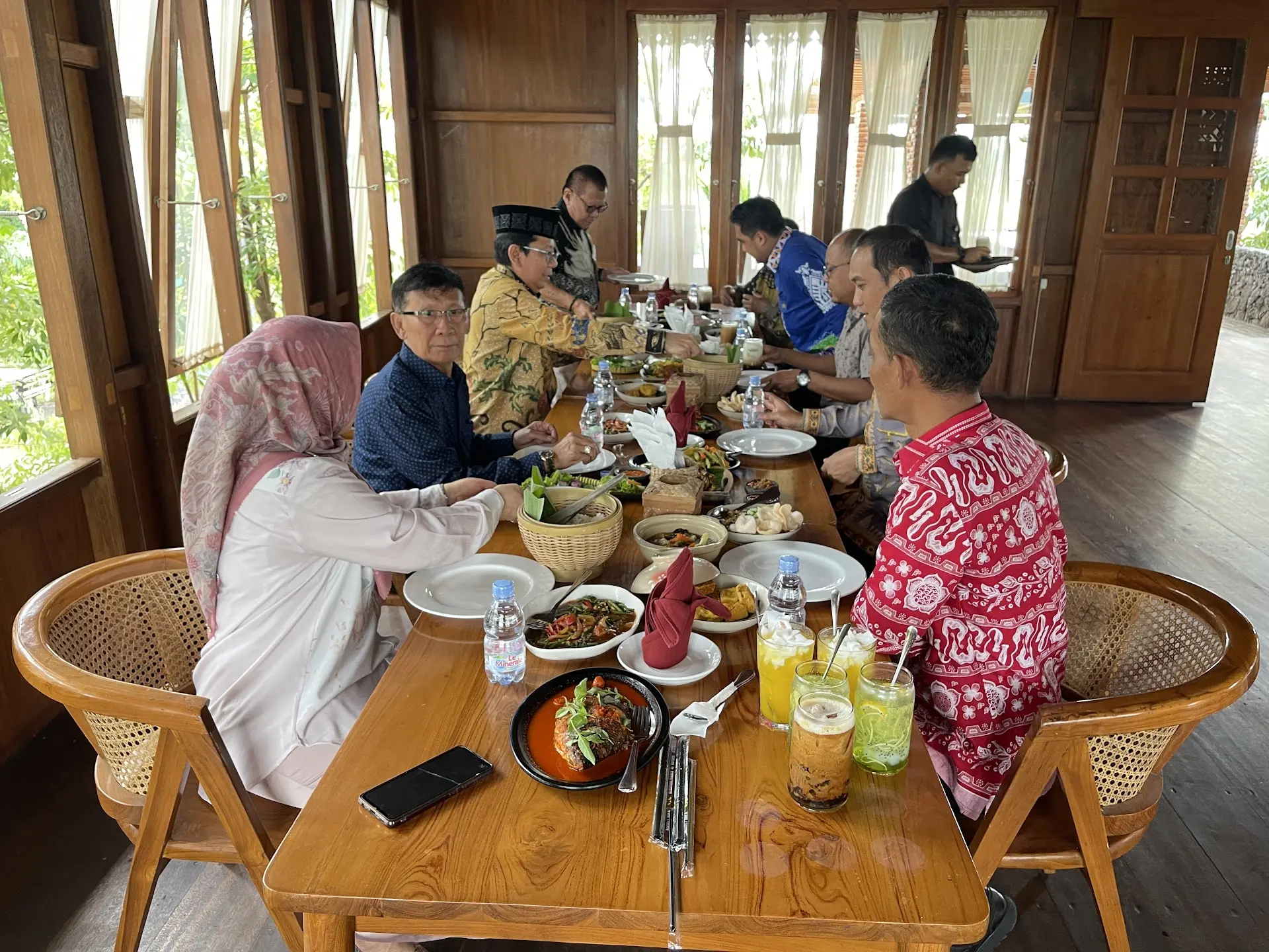 Tempat nongkrong di Lampung ini view-nya mantap abis, secakep wallpaper! Tapi jangan nekat dateng pas jam makan. 1
