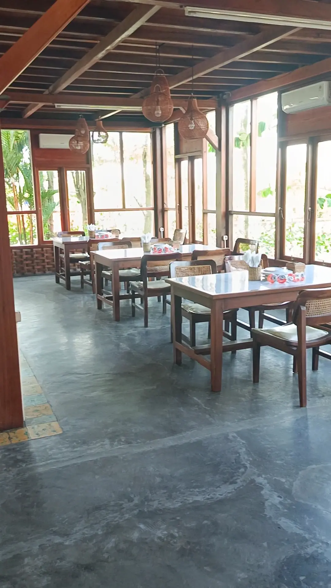 Tempat nongkrong di Lampung ini view-nya mantap abis, secakep wallpaper! Tapi jangan nekat dateng pas jam makan. 5