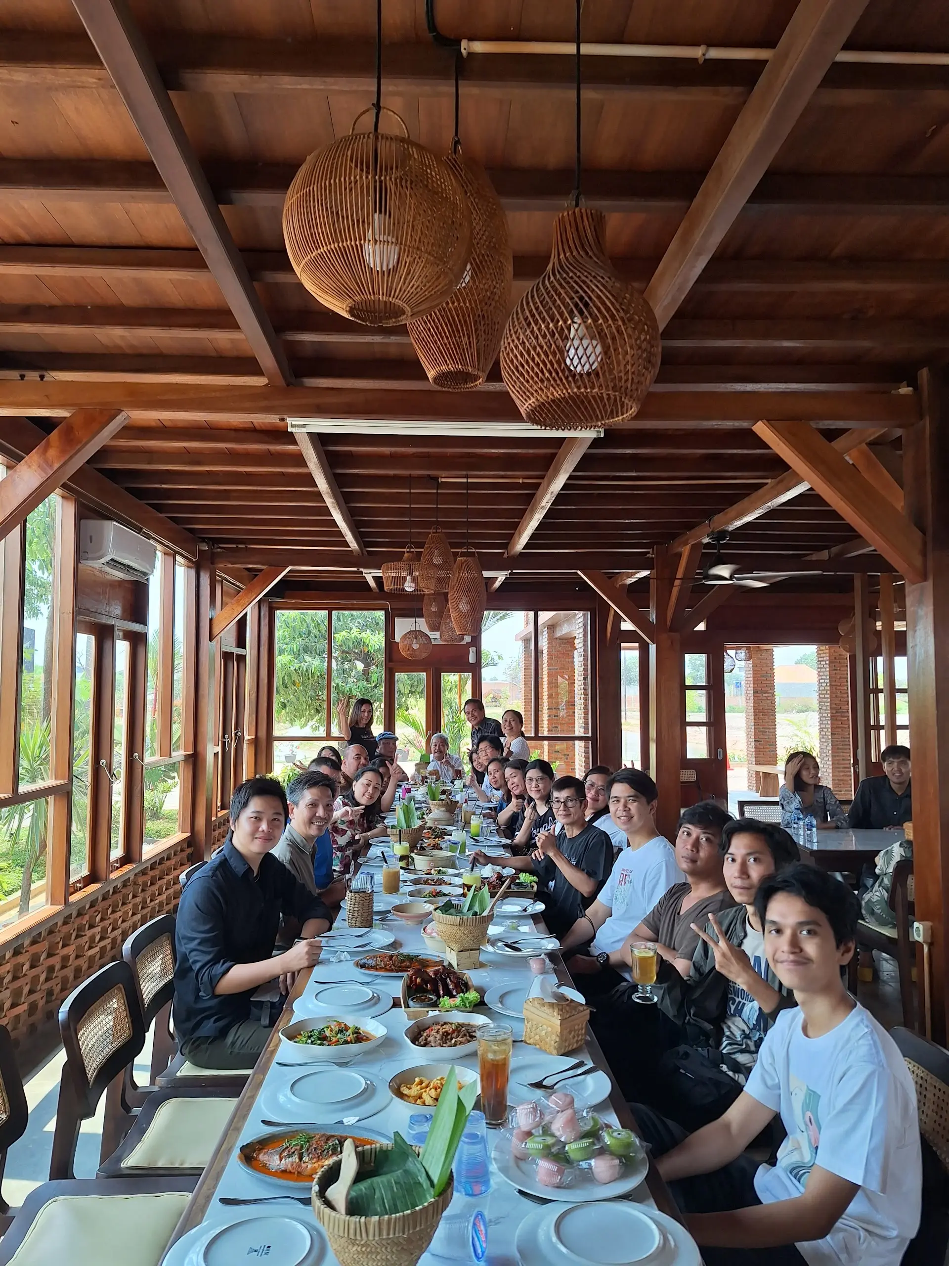 Tempat nongkrong di Lampung ini view-nya mantap abis, secakep wallpaper! Tapi jangan nekat dateng pas jam makan. 2