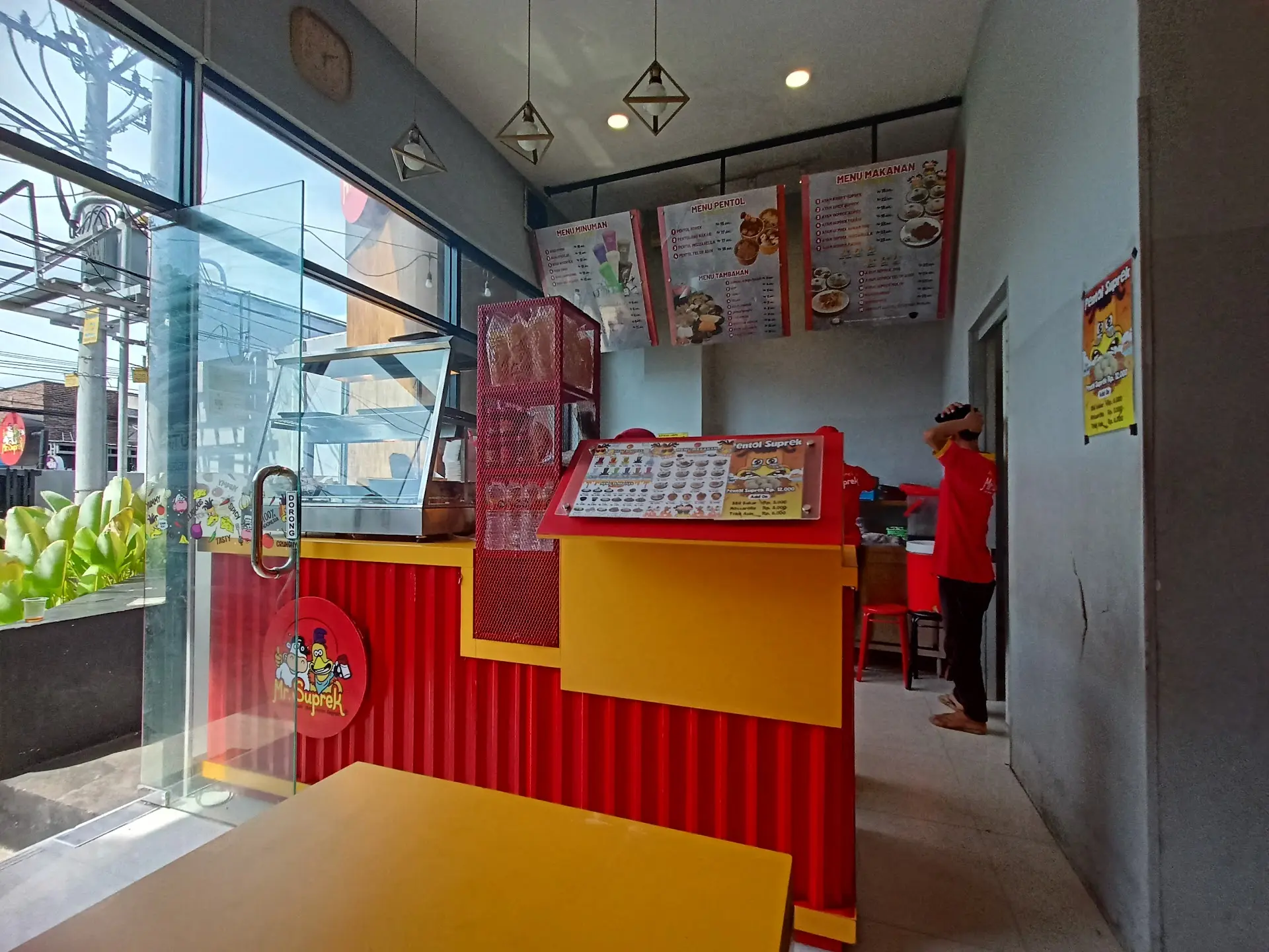 Nambah nasi sepuasnya bisa bikin jadi Mantap banget? Kantin Universitas Surabaya yang C-position ini, beneran masih worth it buat balik lagi N kali? 4