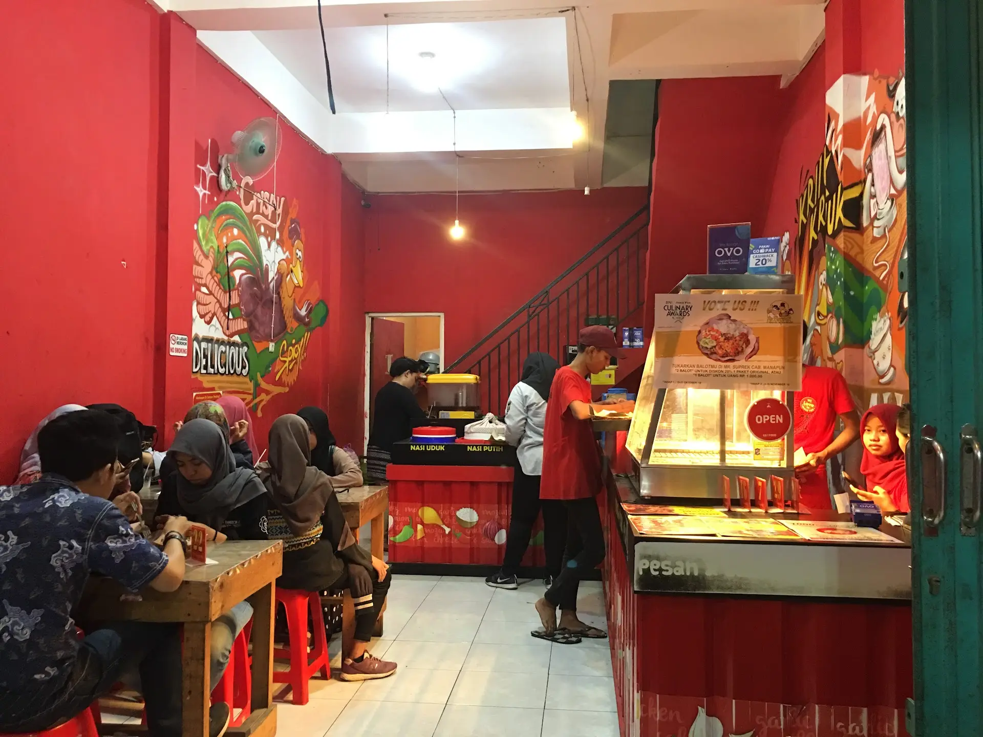 Nambah nasi sepuasnya bisa bikin jadi Mantap banget? Kantin Universitas Surabaya yang C-position ini, beneran masih worth it buat balik lagi N kali? 1