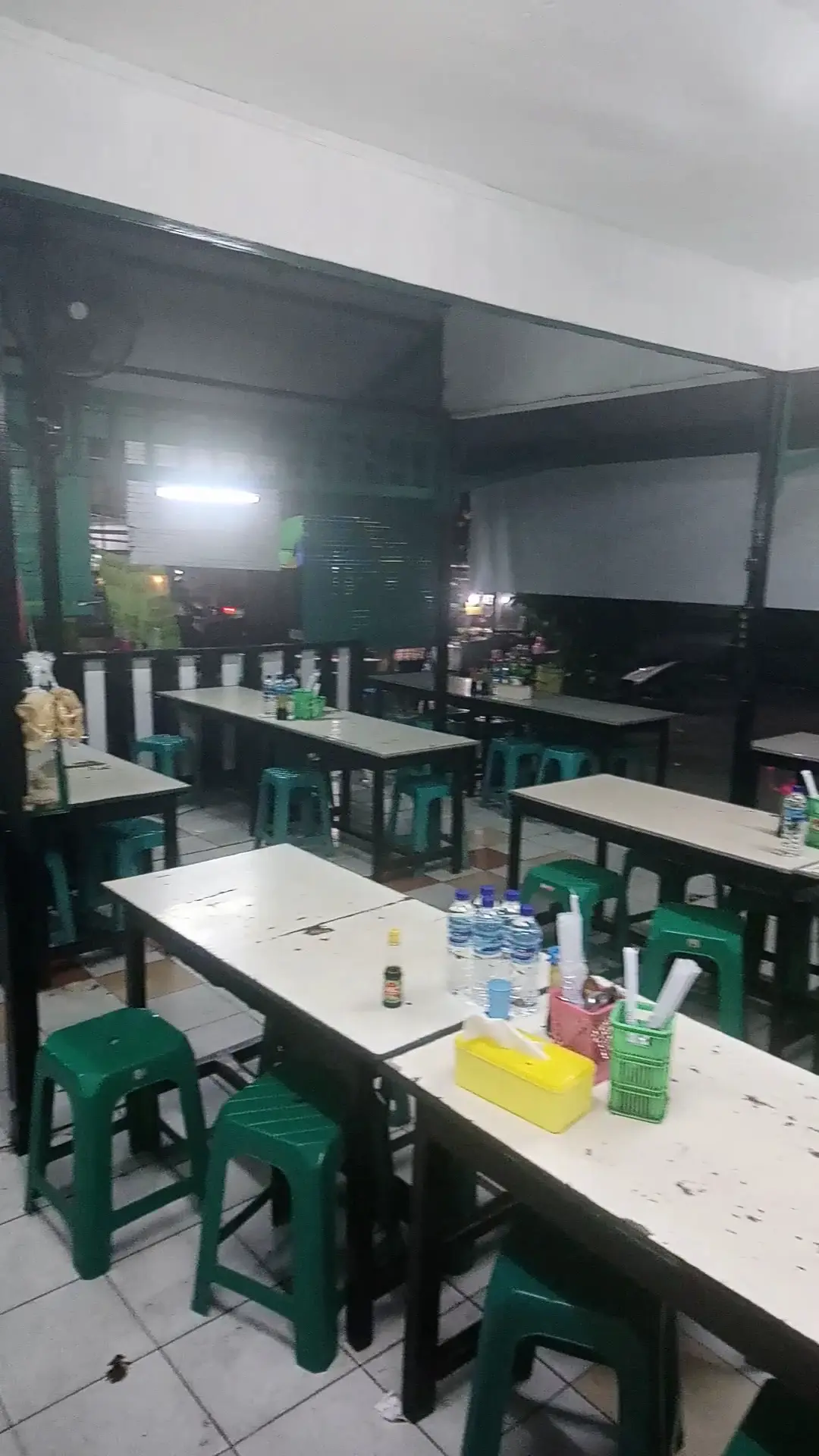 到点就关门去祷告,三马林达这家“佛系”烤鸡店也太酷了 6