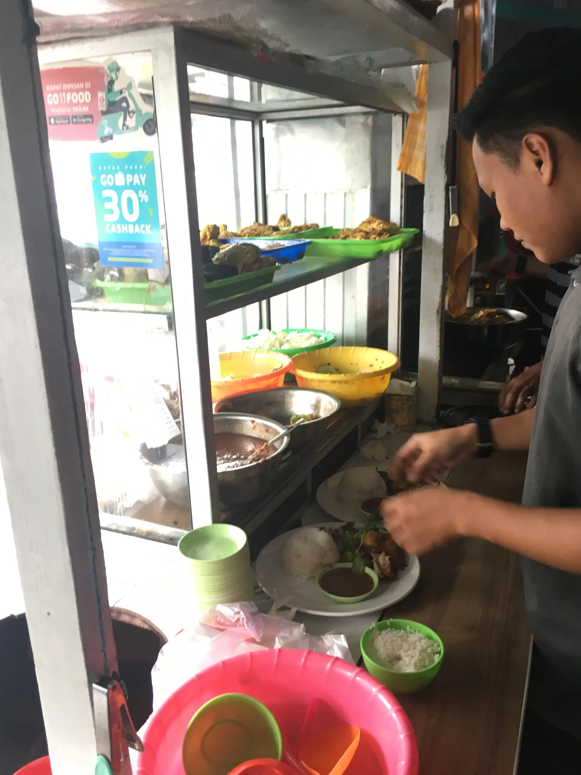 到点就关门去祷告,三马林达这家“佛系”烤鸡店也太酷了 3