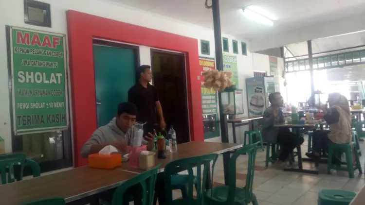 到点就关门去祷告,三马林达这家“佛系”烤鸡店也太酷了