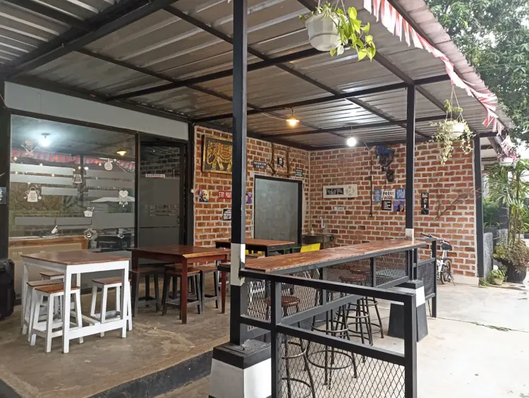 Cafe Dinding Kayu 1