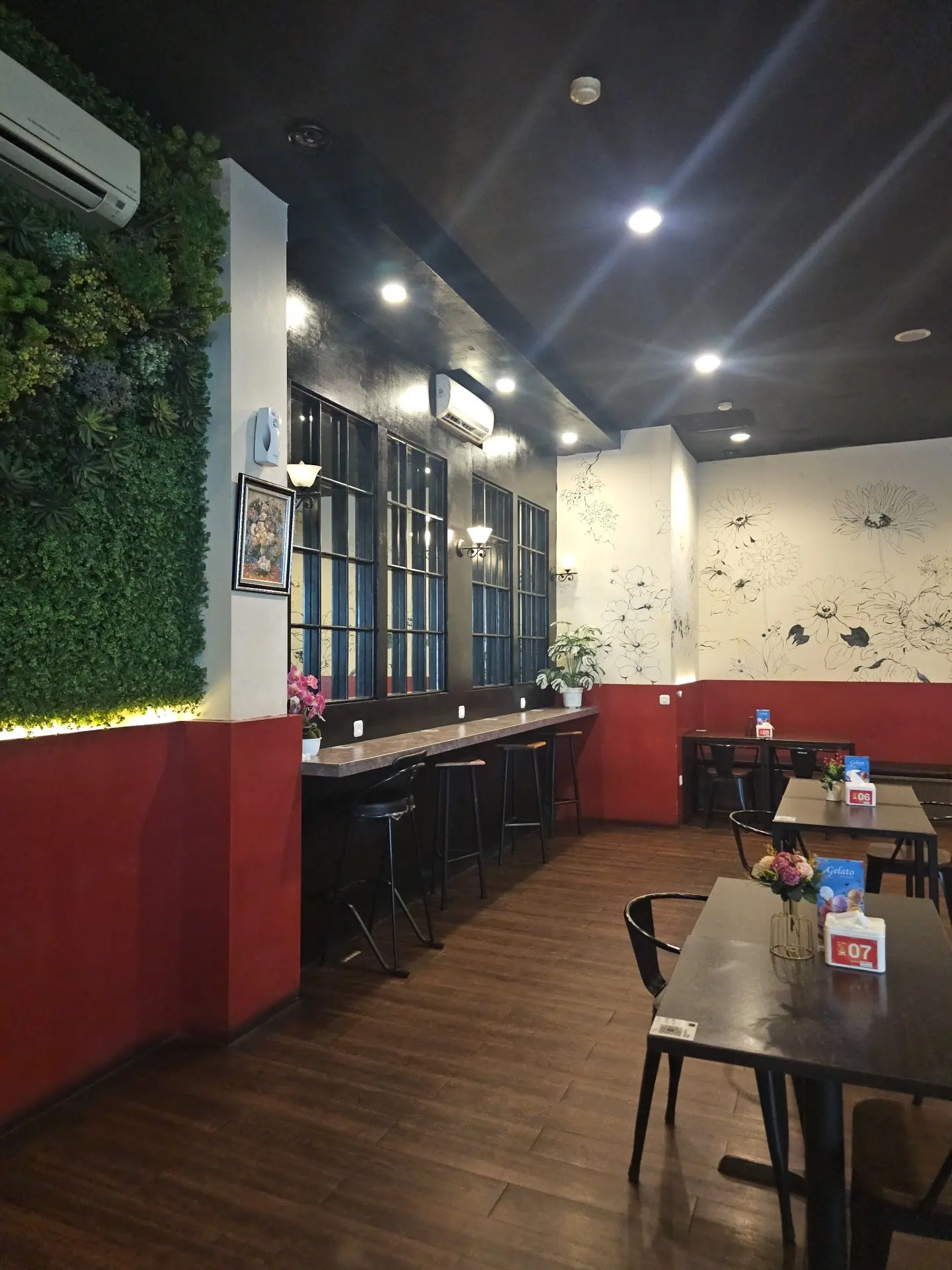 Calling all Medan car owners! I dropped my car for a wash, but I'm chilling at this cafe and never want to leave. 5