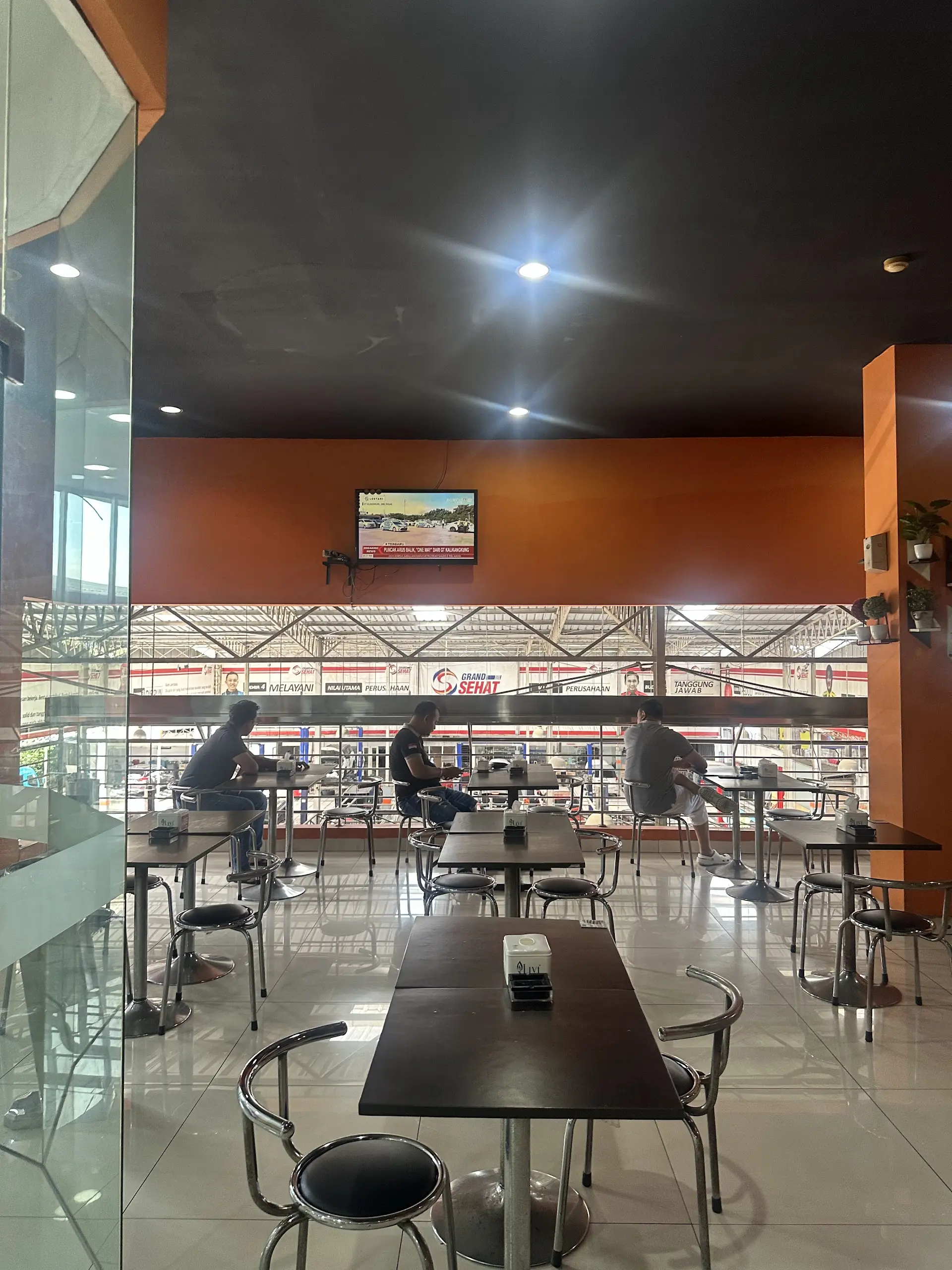 Calling all Medan car owners! I dropped my car for a wash, but I'm chilling at this cafe and never want to leave. 1