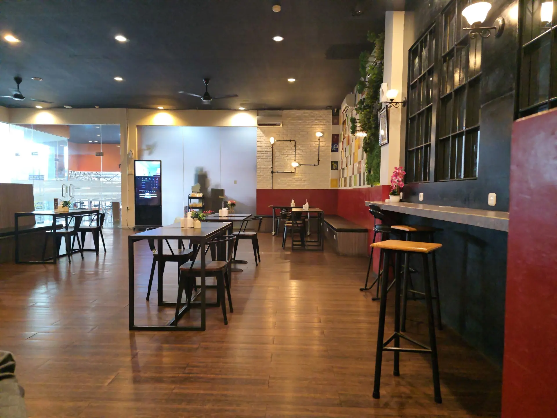 Calling all Medan car owners! I dropped my car for a wash, but I'm chilling at this cafe and never want to leave. 4