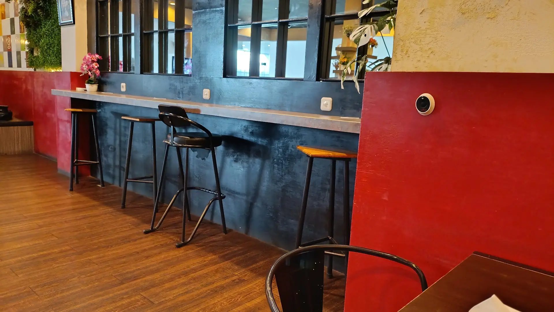 Calling all Medan car owners! I dropped my car for a wash, but I'm chilling at this cafe and never want to leave. 2