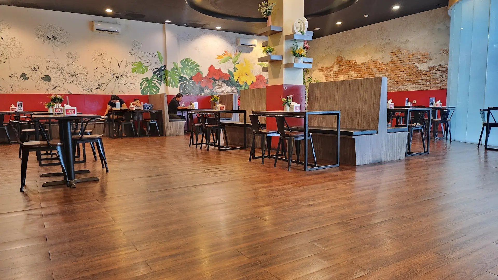 Calling all Medan car owners! I dropped my car for a wash, but I'm chilling at this cafe and never want to leave. 3