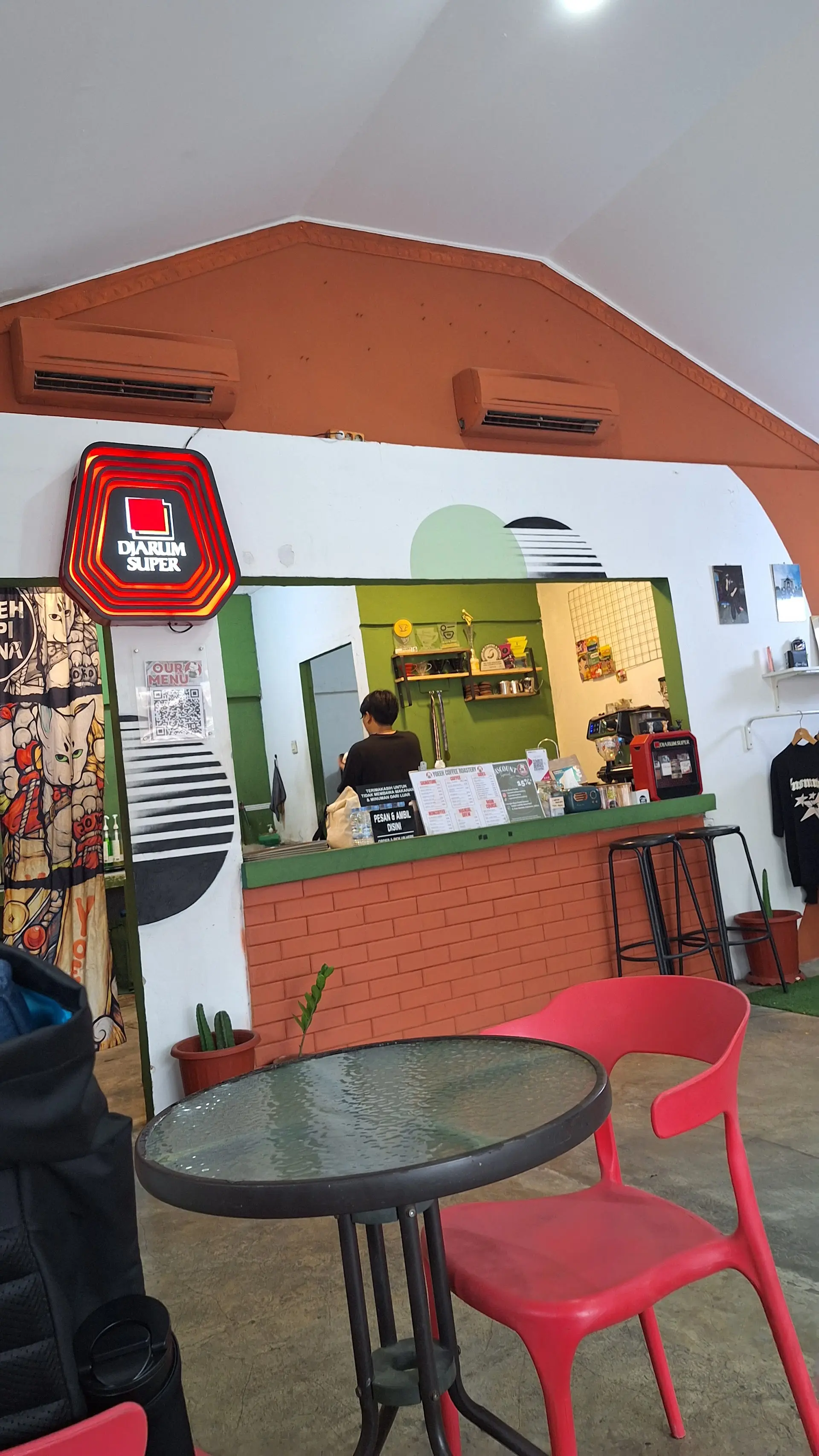 Anak kuliahan Jakbar, merapat! Kantin Livehouse buat Nongkrong kalian udah ketemu 1