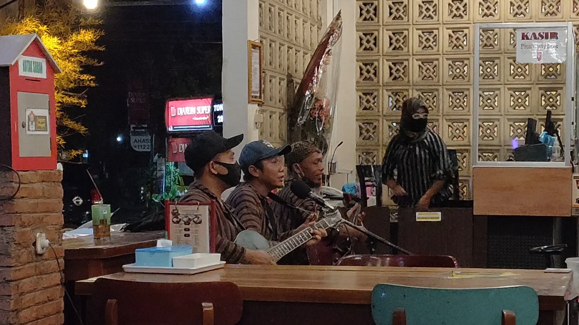 Keluarga di Kudus, merapat! 🤩 Anjay, ada resto yang langsung pindahin playground ke dalem 6