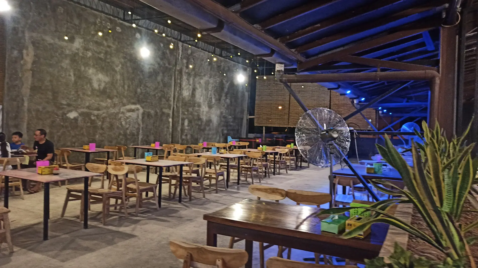 Keluarga di Kudus, merapat! 🤩 Anjay, ada resto yang langsung pindahin playground ke dalem 8