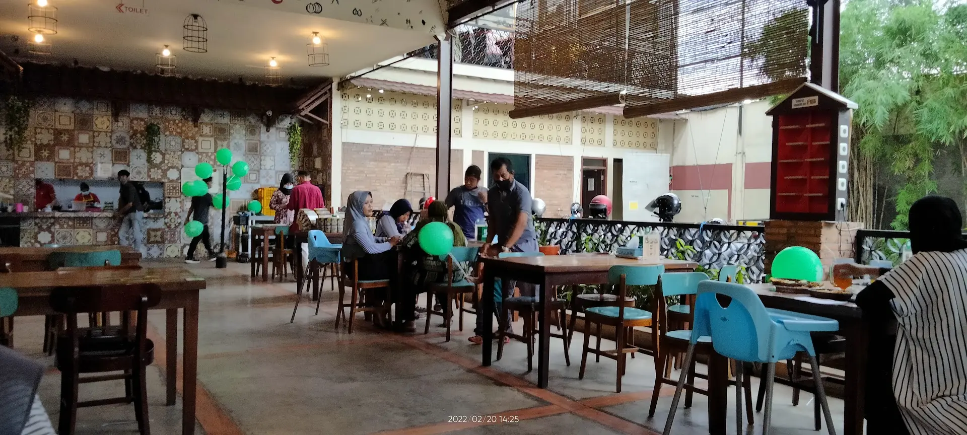 Keluarga di Kudus, merapat! 🤩 Anjay, ada resto yang langsung pindahin playground ke dalem 1