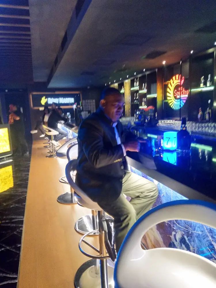 雅加达KTV也这么卷？MGK地下这家4.9分神店，差点被一条差评劝退