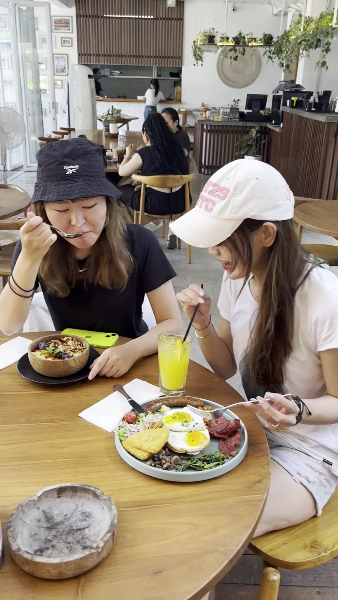 Google 4.8 stars, but negative reviews can land you in the hospital? What bizarre entity is this Cang Gu store? 1