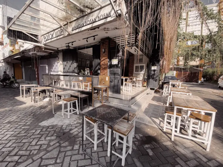 Google 4.9分,却把桌子摆上马路?望加锡这家街角咖啡有点东西