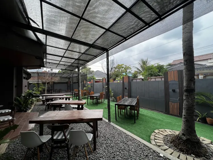 The OLIV. Cafe by Double Eight 1