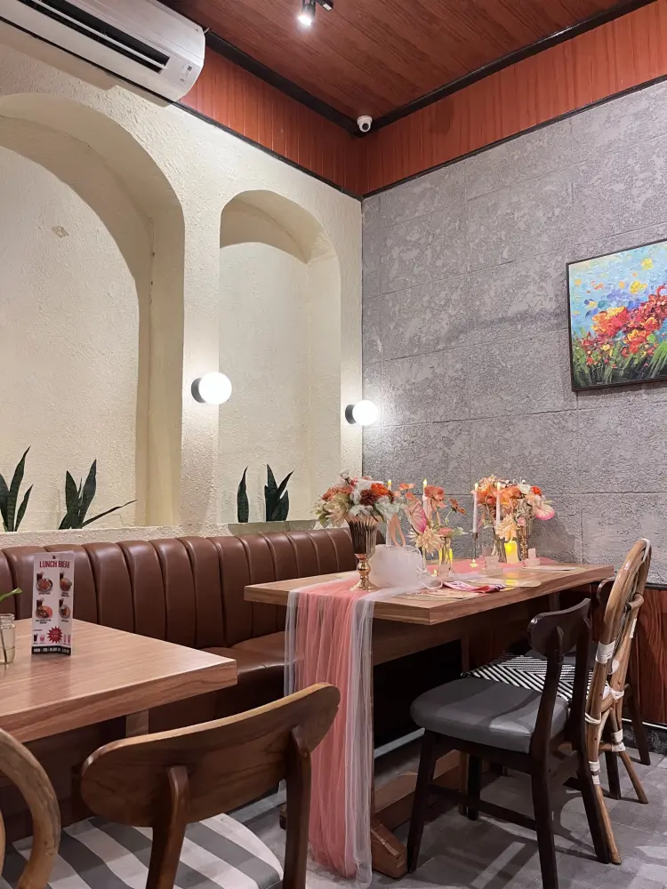 The OLIV. Cafe by Double Eight 6